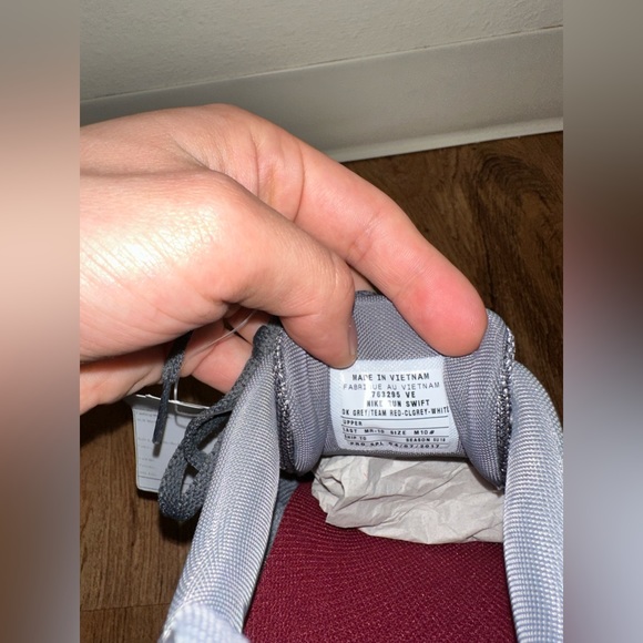 Nike Run Swift Grey Team Red Sample